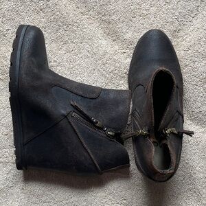 UGG 8 Brown Leather Ankle Boots